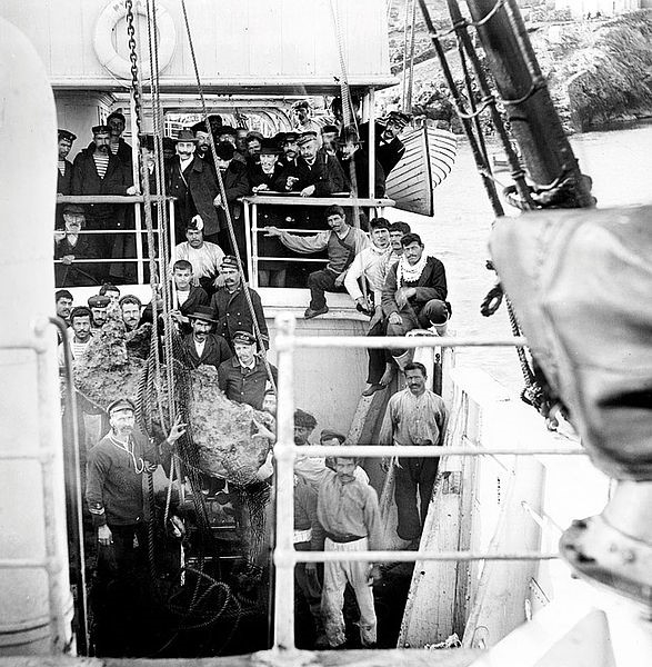 Vertegenwoordigers van de Griekse regering, bemanning en enkele sponzenduikers met een vondst uit het scheepswrak