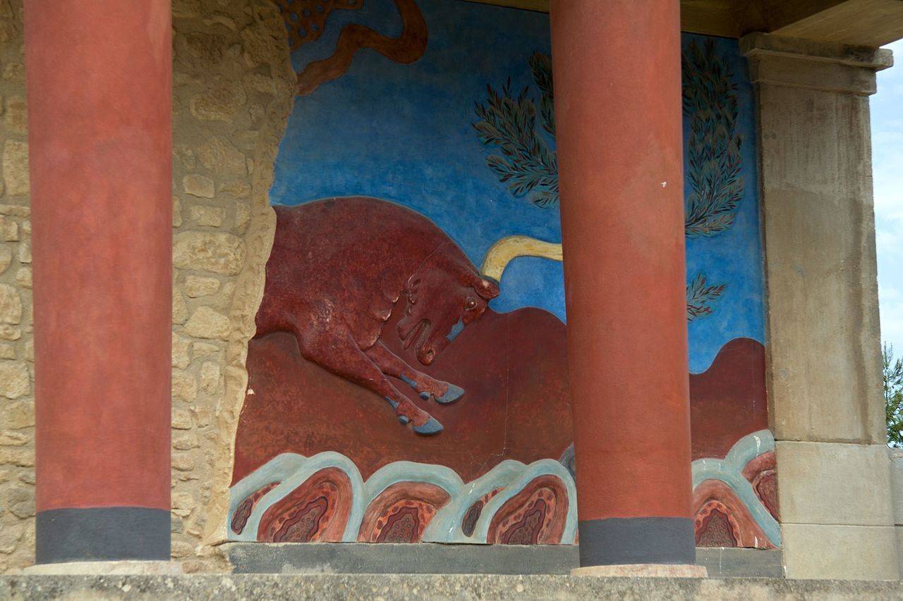 Het stierenreliëf bij de noordingang van het paleis van Knossos
