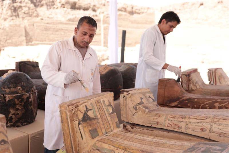 Archeologen maken de sarcofagen schoon