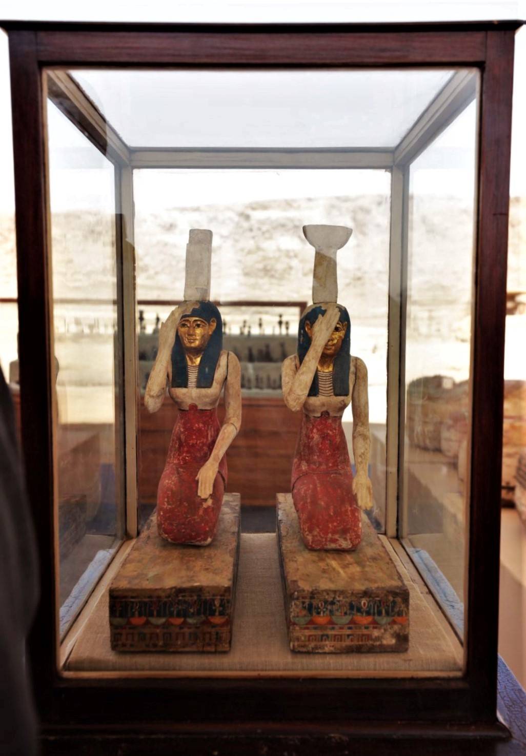 De archeologen vonden ook twee houten beelden van de godinnen Isis en Nephthys 