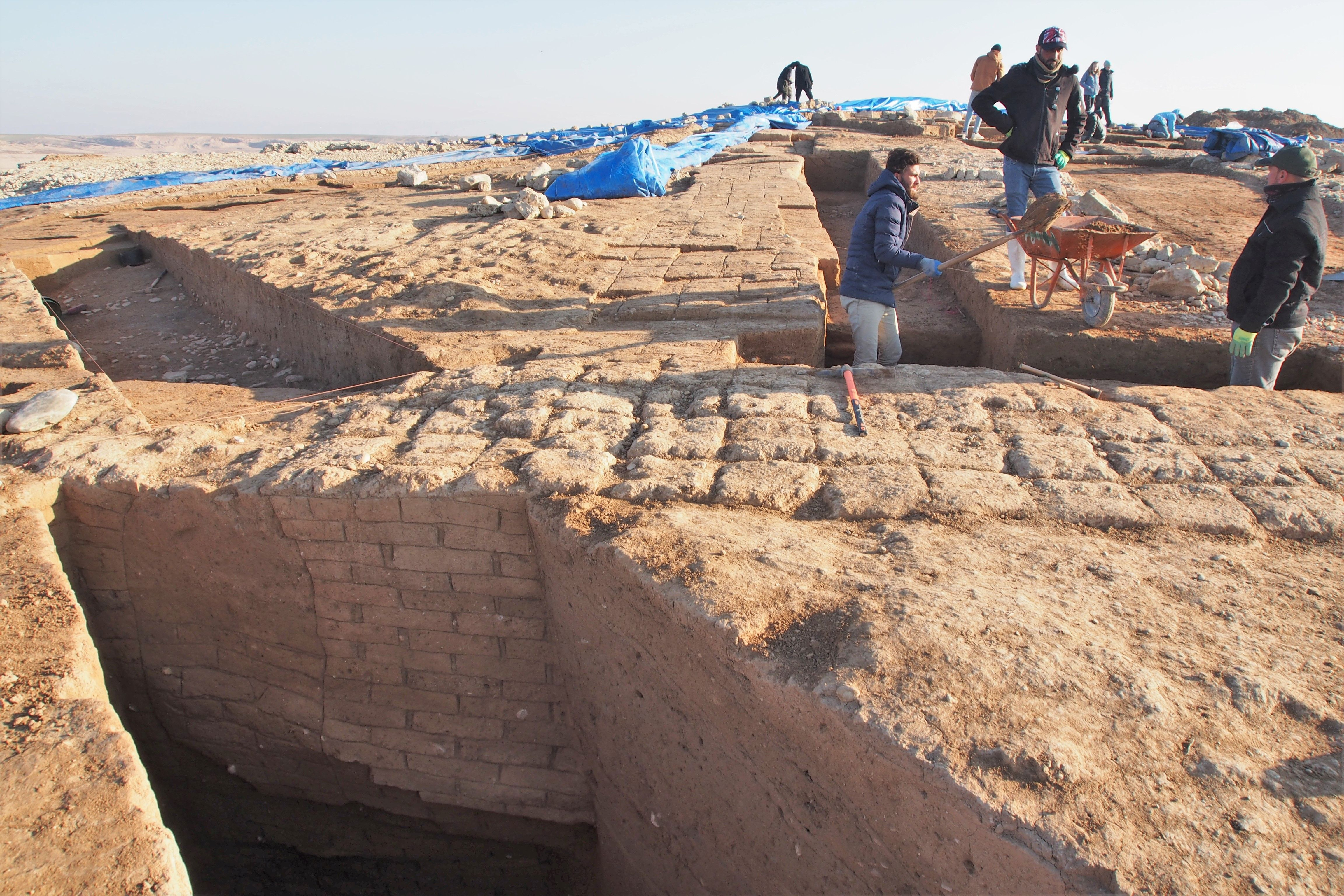 Archeologen voeren opgravingen uit bij het mogelijke magazijn