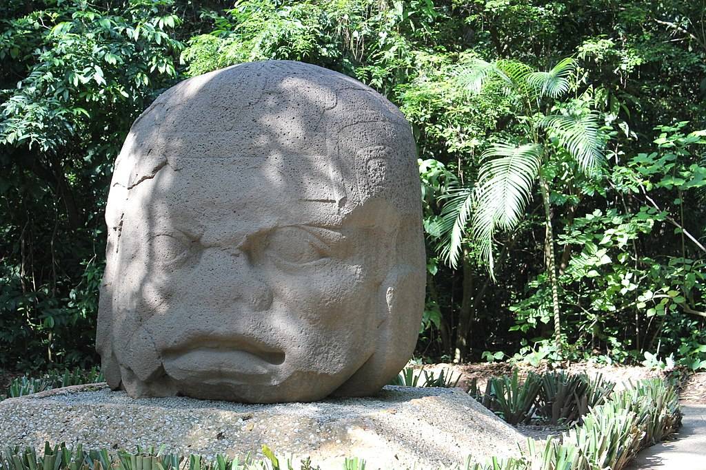 Een Olmeeks beeldhouwwerk van een hoofd, uit La Venta