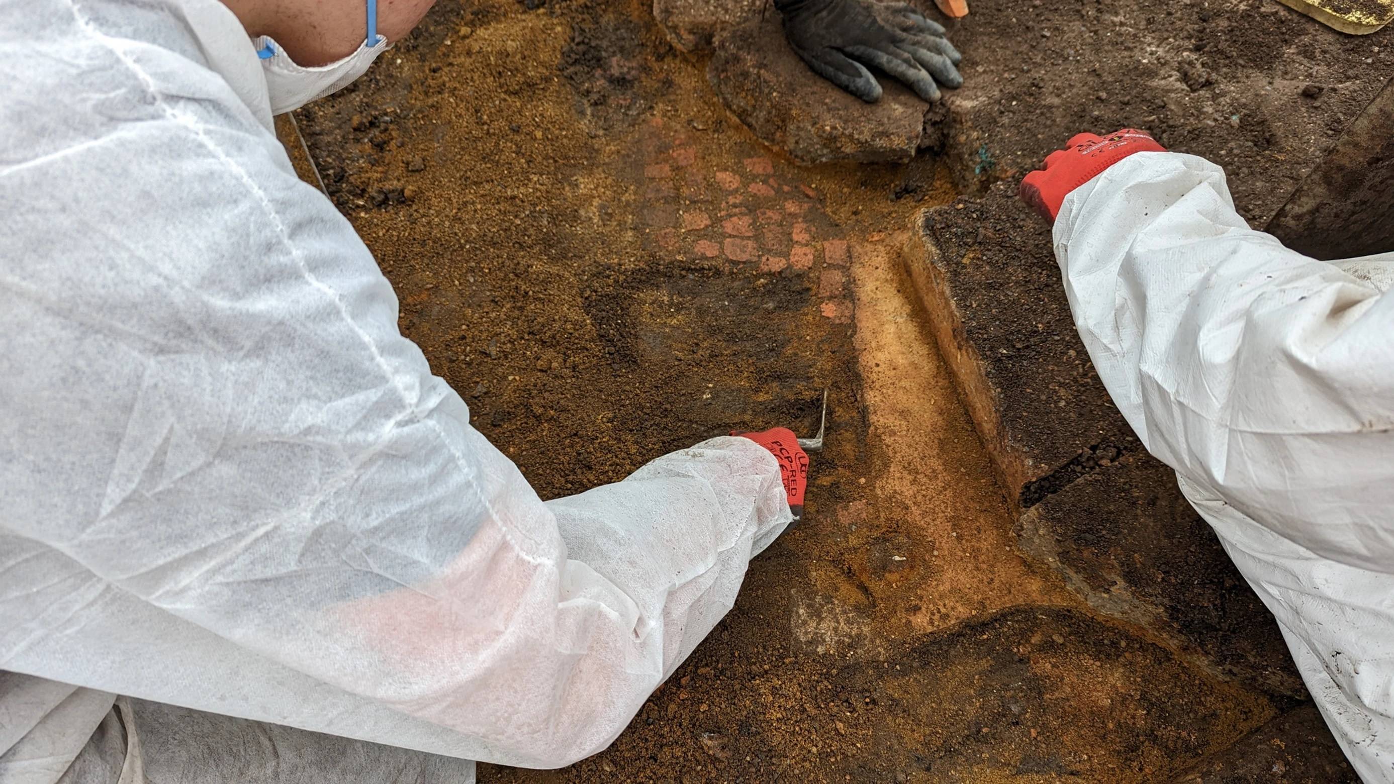 Archeologen en vrijwilligers leggen het mozaïek bloot