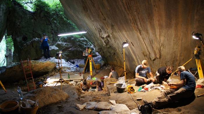 Het onderzoeksteam aan het werk in de grot Arma Veirana 