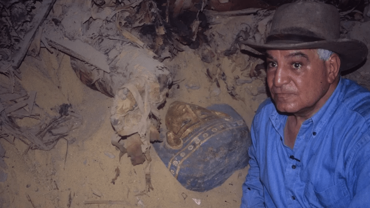 Zahi Hawass met een mummie
