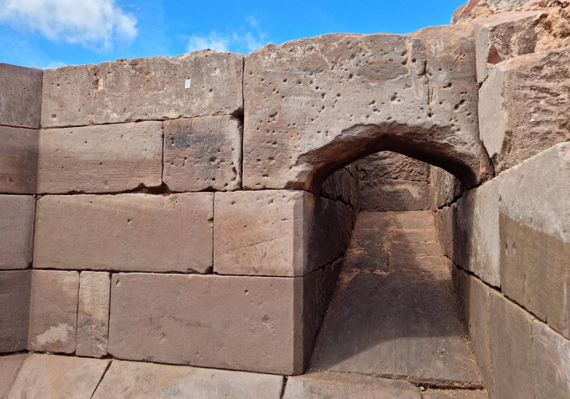 De buitenmuur van een van de ontdekte torens, met daarop de kogelgaten duidelijk zichtbaar