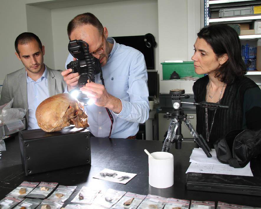 Onderzoekers maken foto's van de schedel van Anne d'Alègre