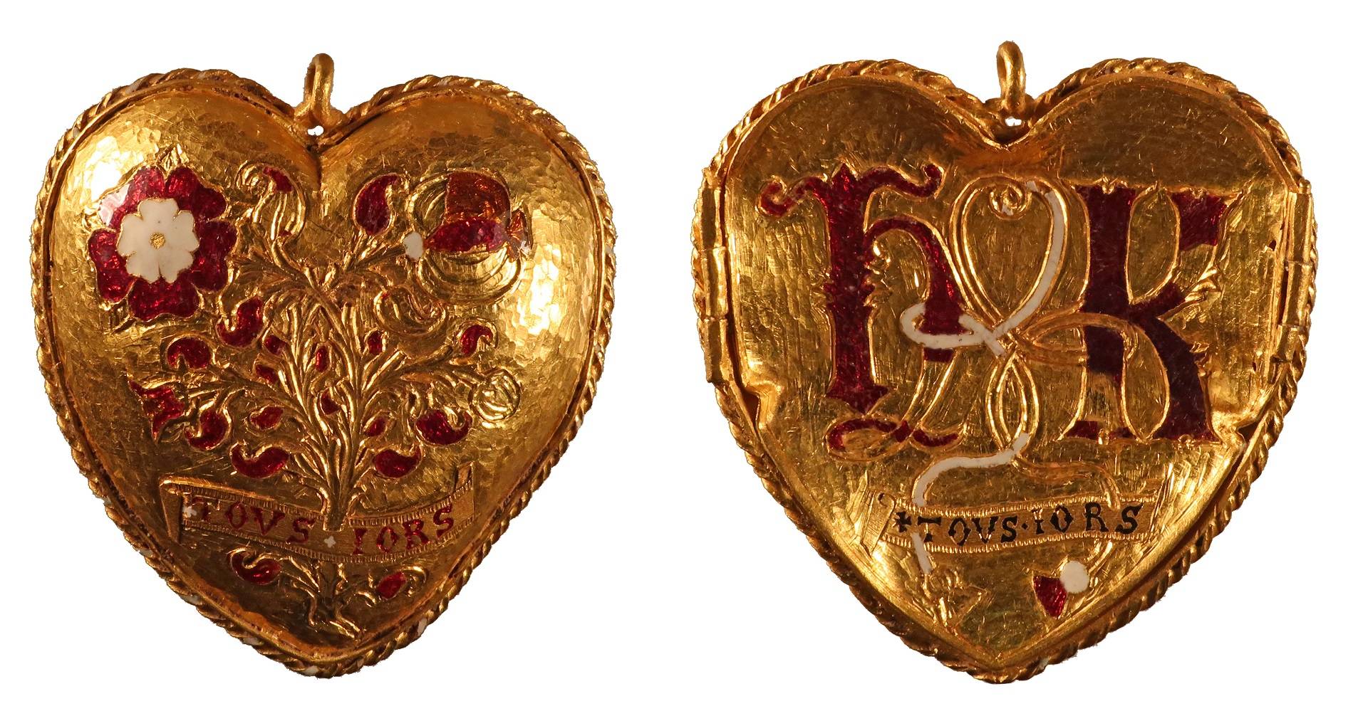 De hartvormige hanger, met de initialen aan de voorkant en de rozen en granaatappelplant aan de achterkant.