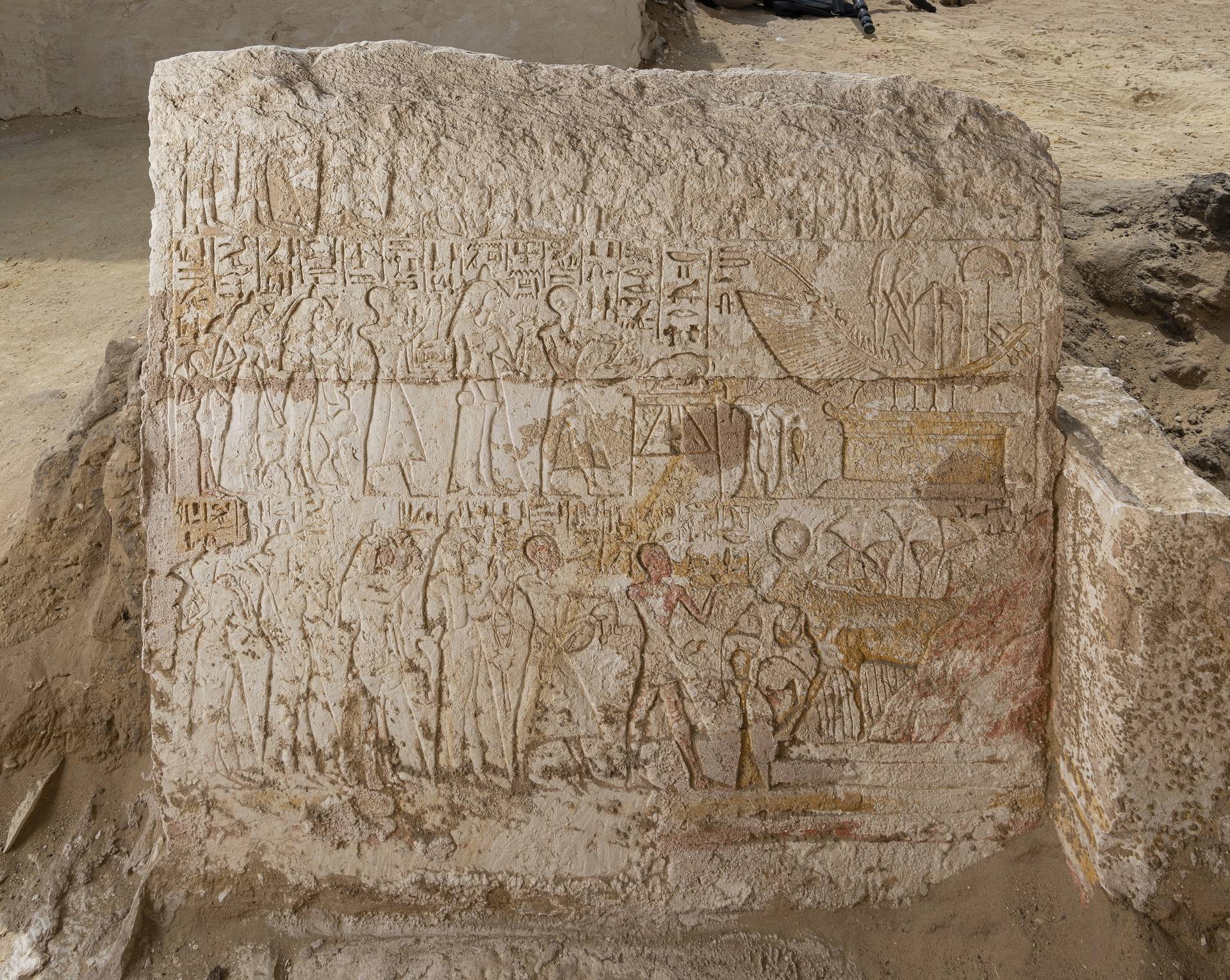 Reliefs in kapel van Yoeyoe