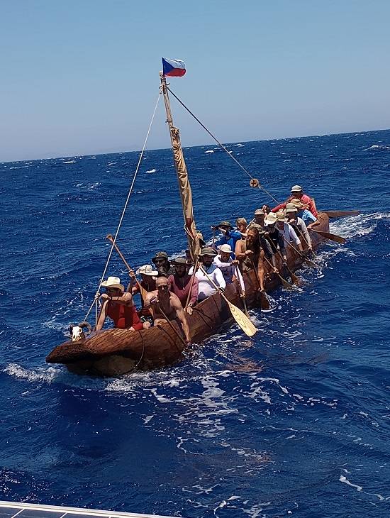 De boot en zijn bemanning trotseren de wateren van de Middellandse Zee