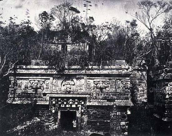 Het overwoekerde Nonnenklooster van Chichén Itzá, in 1859 gefotografeerd door de Franse fotograaf Désiré Charnay. 
