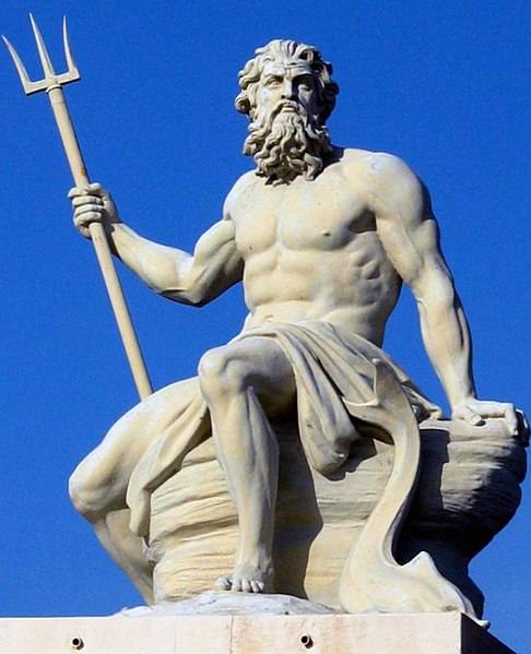 Standbeeld van Poseidon in Kopenhagen, afgebeeld met een drietand en een dolfijn. Zie hier ook de overeenkomsten met het beeld van Zeus. 