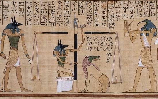 Anubis (uiterst links) en Thoth (uiterst rechts) tijdens het wegen van het hart van een overledene. Afbeelding uit een dodenboek uit de dertiende eeuw voor Christus