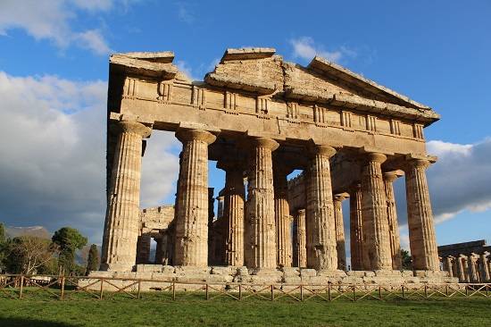 De Dorische tempel aan Athena in Paestum. 