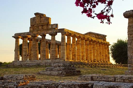 De deels gerestaureerde Tempel voor Athena in Paestum, gelegen in de buurt van Salerno. 