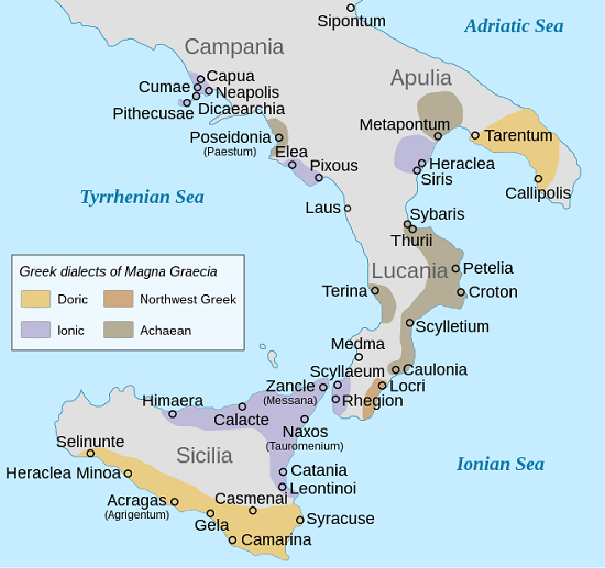Kaart van de Magna Graecia vóór de vijfde eeuw v.Chr. De kleuren geven ook de afkomst aan van de Griekse kolonisten die zich er vestigden.