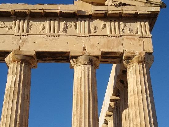 De sober uitgevoerde Dorische zuilen van het Parthenon in Athene. 