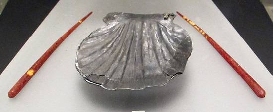 Een zilveren replica van een make-upschelp met barnstenen stokken. Vondst uit de tweede eeuw.
