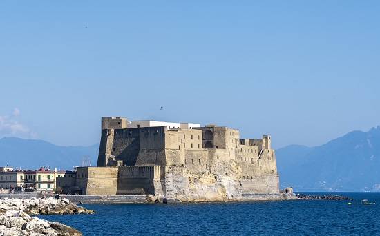 Het Castel dell’Ovo op het eilandje Megaride, dat later met een dammetje is verbonden met het vasteland. Het kasteel uit de veertiende eeuw is tegenwoordig een icoon van de Napolitaanse kustlijn.