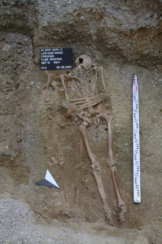 Het gevonden skelet in het graf