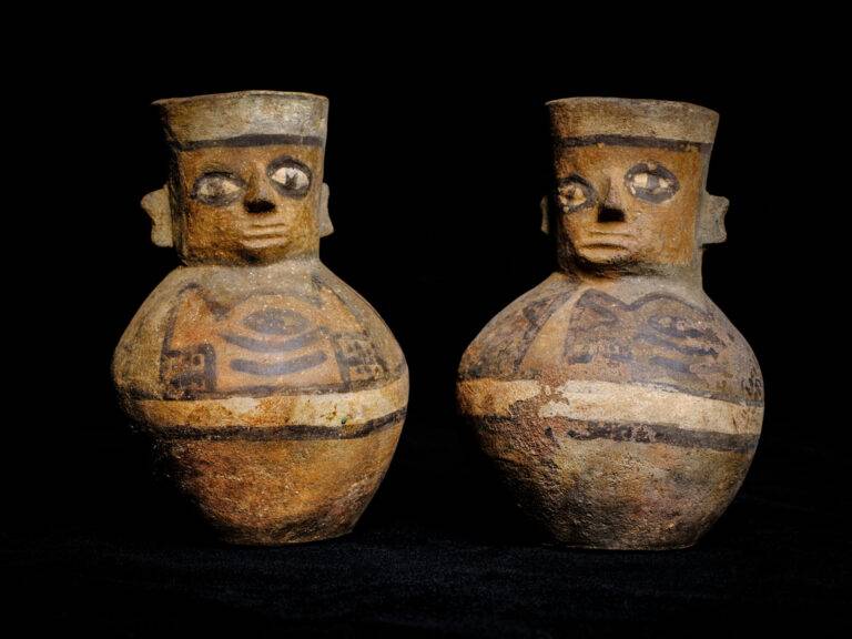 Twee vazen die in een graf zijn gevonden, waarschijnlijk beschilderd met de beeltenis van voorouders