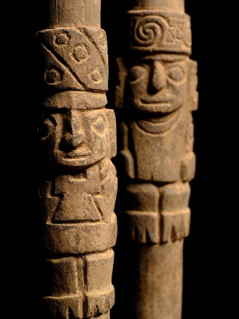 De staven waren ingekerfd met figuren die waarschijnlijk de elite van Tiwanaku moesten voorstellen