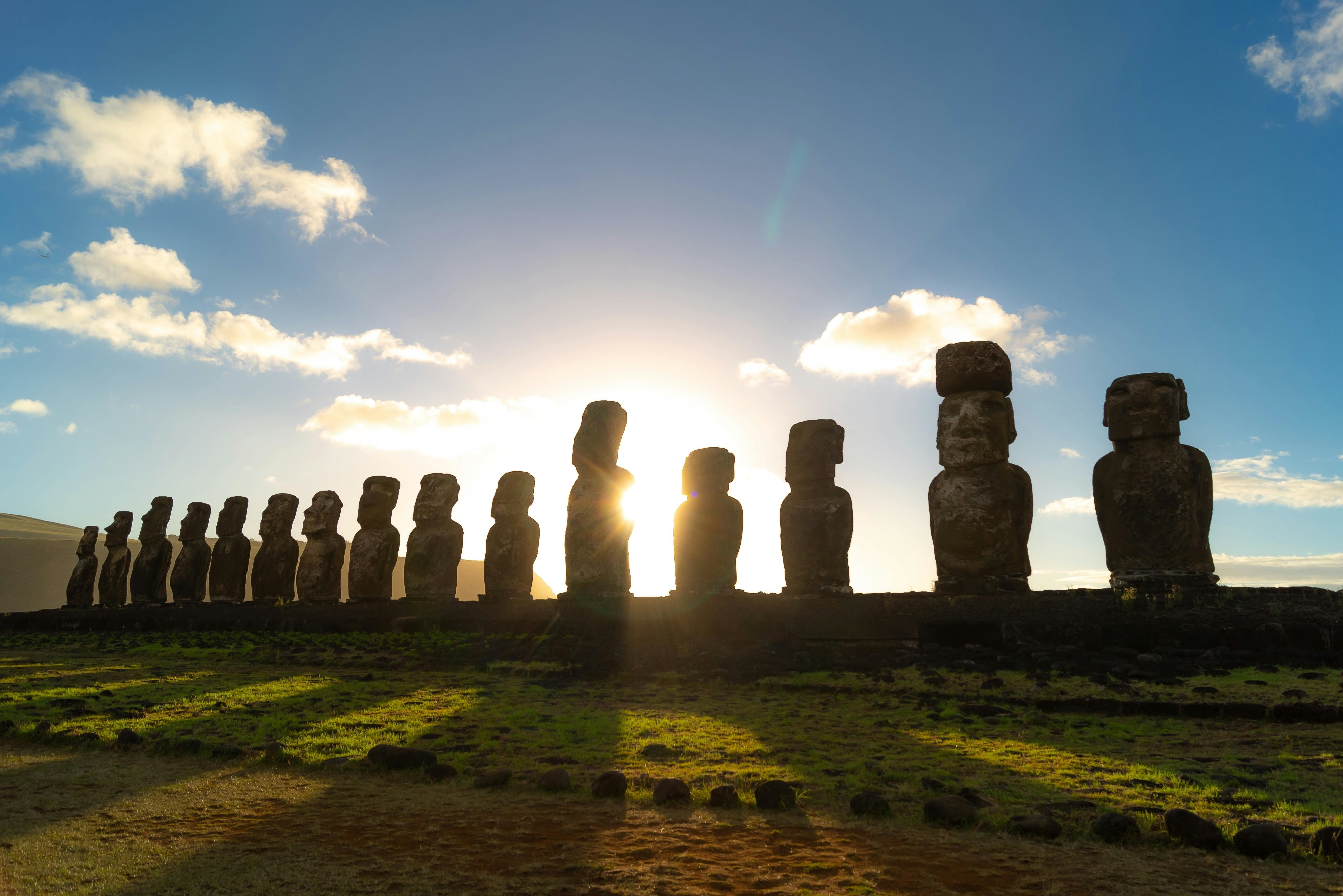Een aantal Moai op een rij