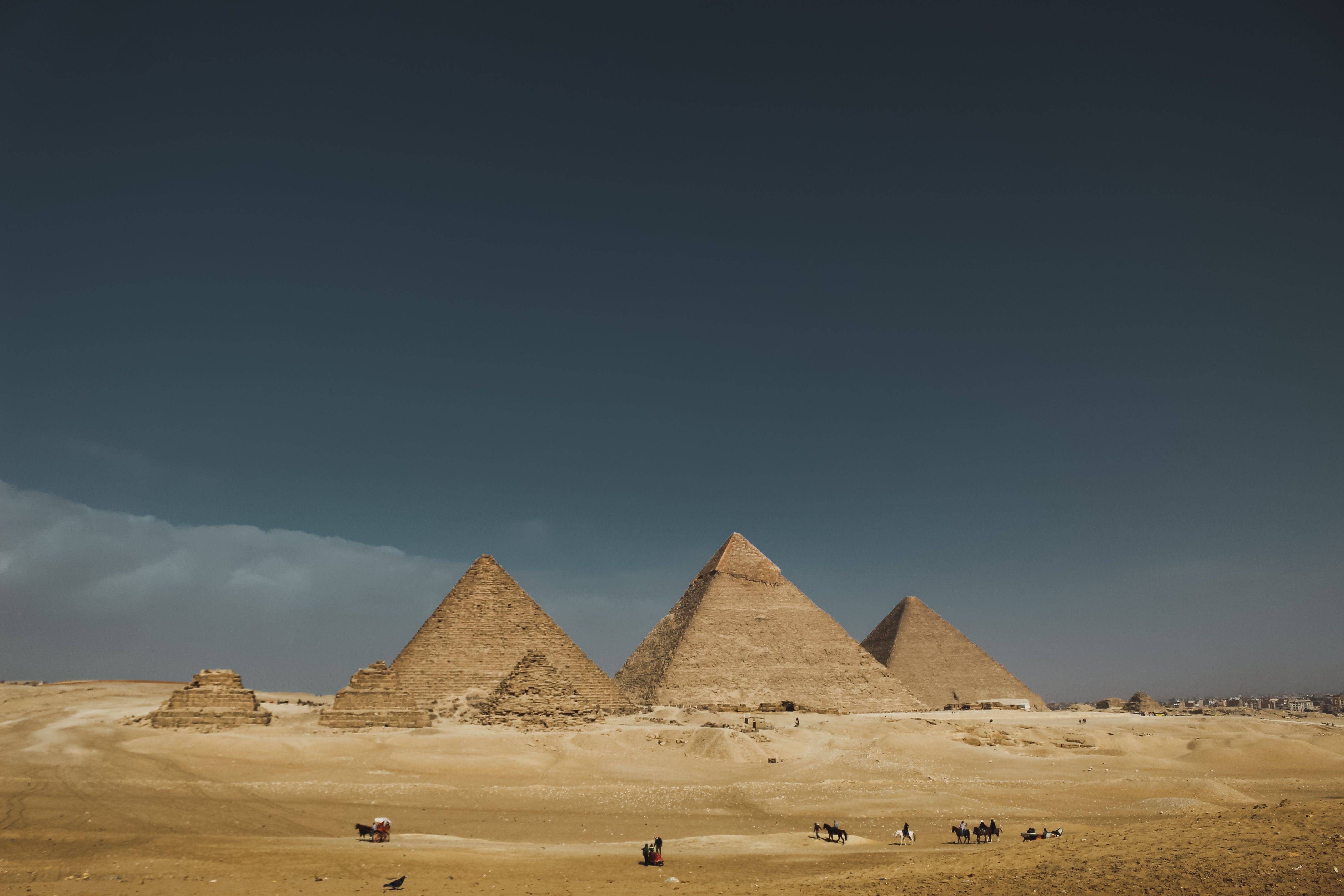 De piramides van Gizeh zijn misschien wel de bekendste Egyptische monumenten