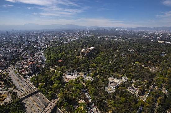 Bovenaanzicht van Chapultepec. In het midden van de foto is te zien dat het park een stuk hoger ligt dan de rest van de stad.