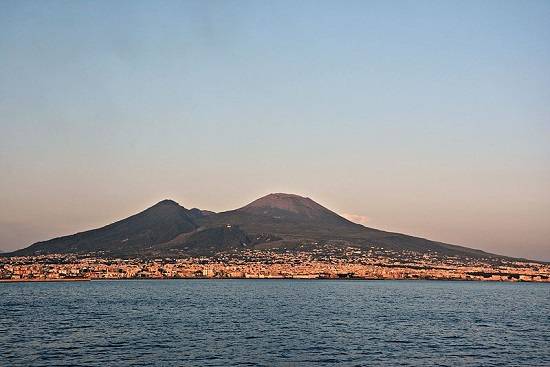 De vulkaan Vesuvius gezien vanaf de Golf van Napels. 