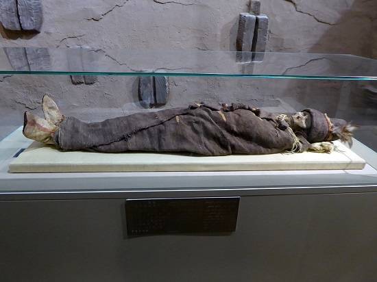 Eén van de Tarim-mummies in het regionale museum in Ürümqi, China. 