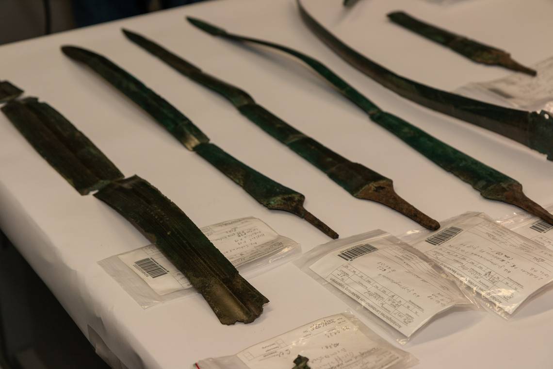 De zeven zwaarden werden in verschillende gebroken stukken gevonden over een verspreid gebied