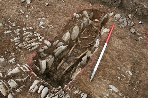 Niet alle skeletten in de graven lagen op hun zij of in een ineengekropen houding, anderen lagen 'gewoon' op hun rug