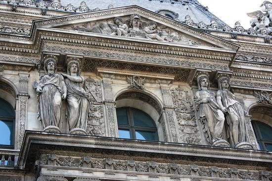 De kariatiden op een gevel van het Louvre. 
