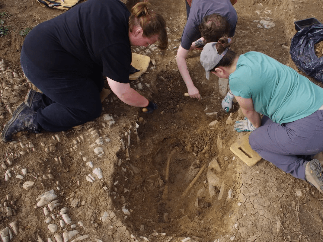 Archeologen aan het werk bij een van de graven