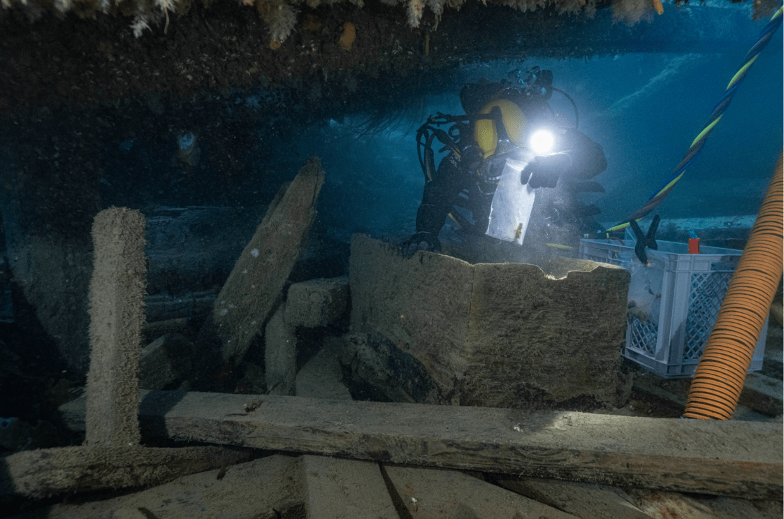 Archeoloog Marc-André Bernier onderzoekt een zeekist in het wrak