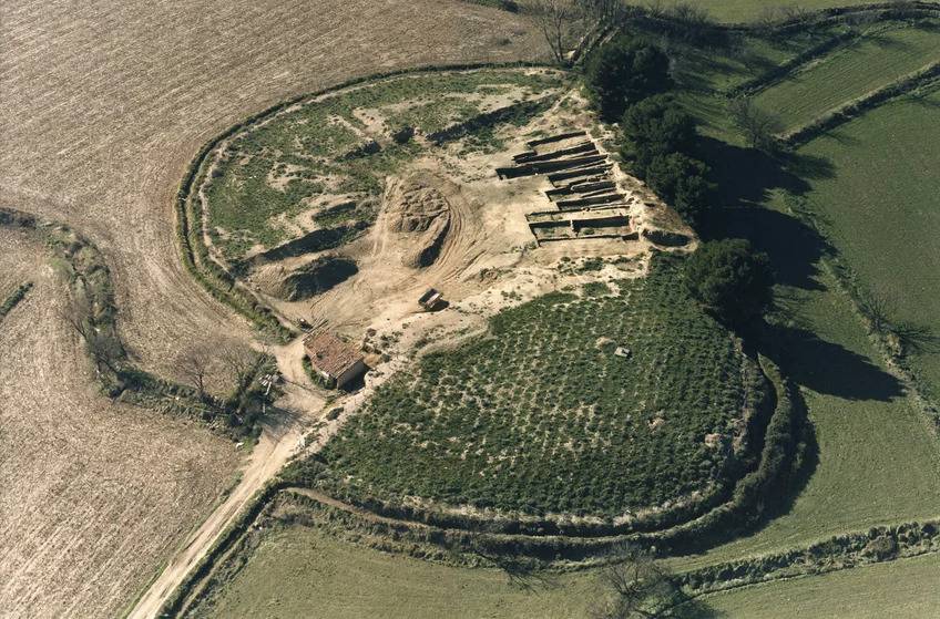 Een luchtfoto van Alto de la Cruz in het Spaanse Navarra, een nederzetting uit de vroege ijzertijd waar resten van kinderen met downsyndroom zijn gevonden.