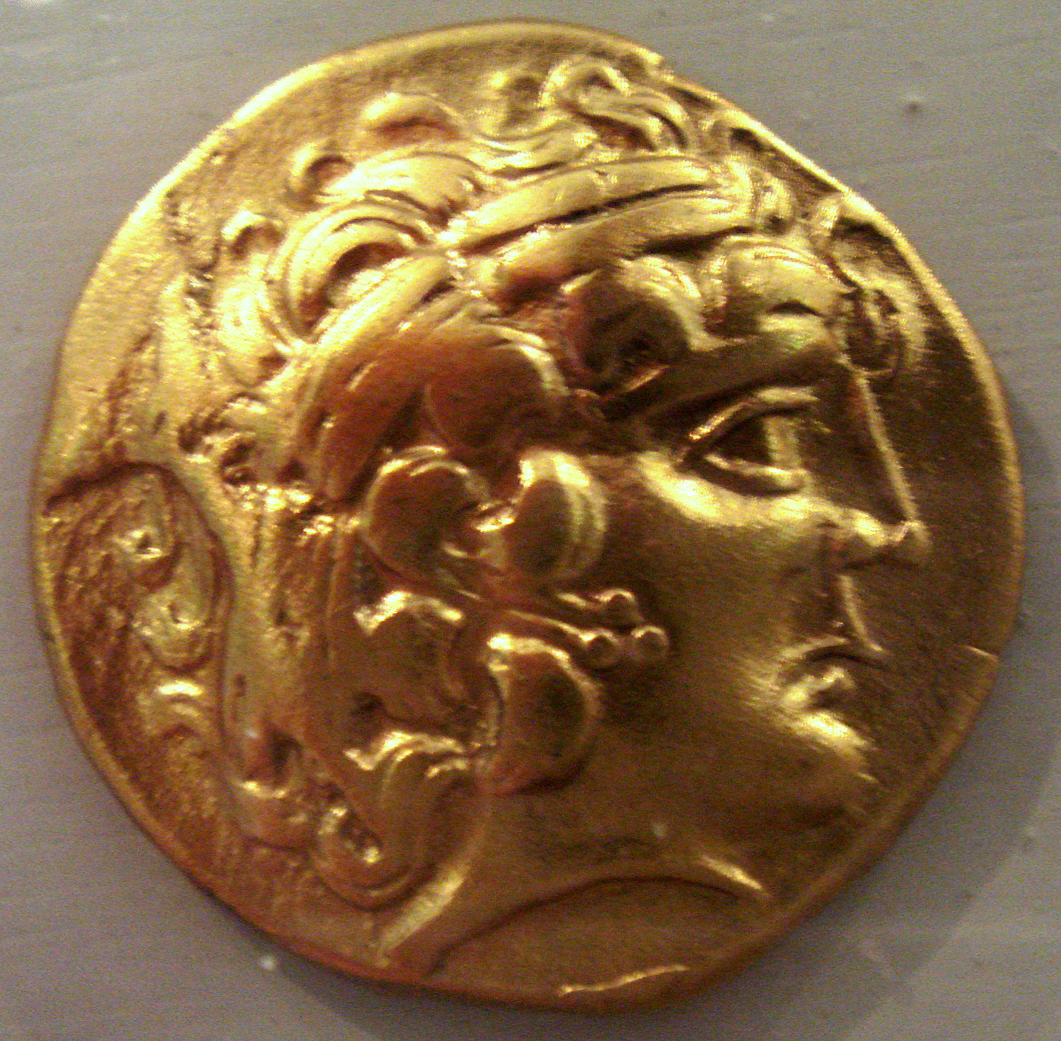 Een gouden Cenomani-munt. 