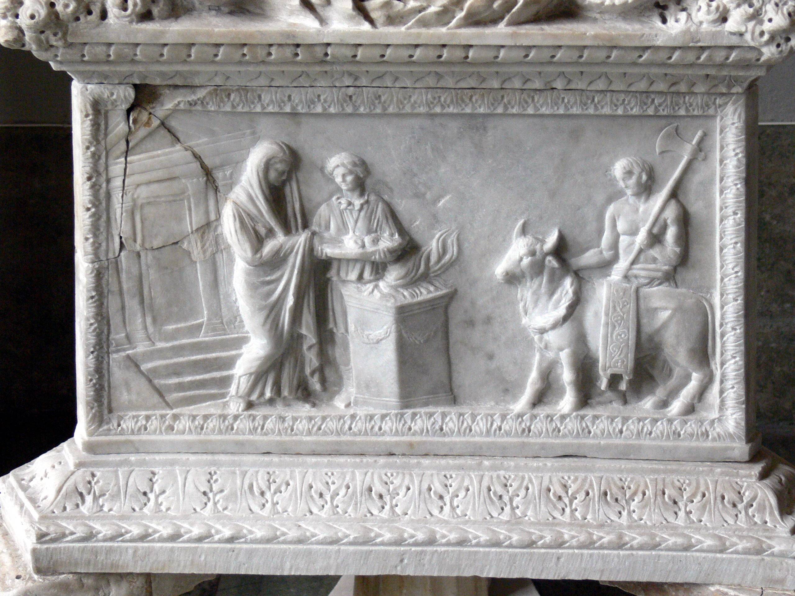 Een Romeins reliëf van een offer bij een brandend altaar.