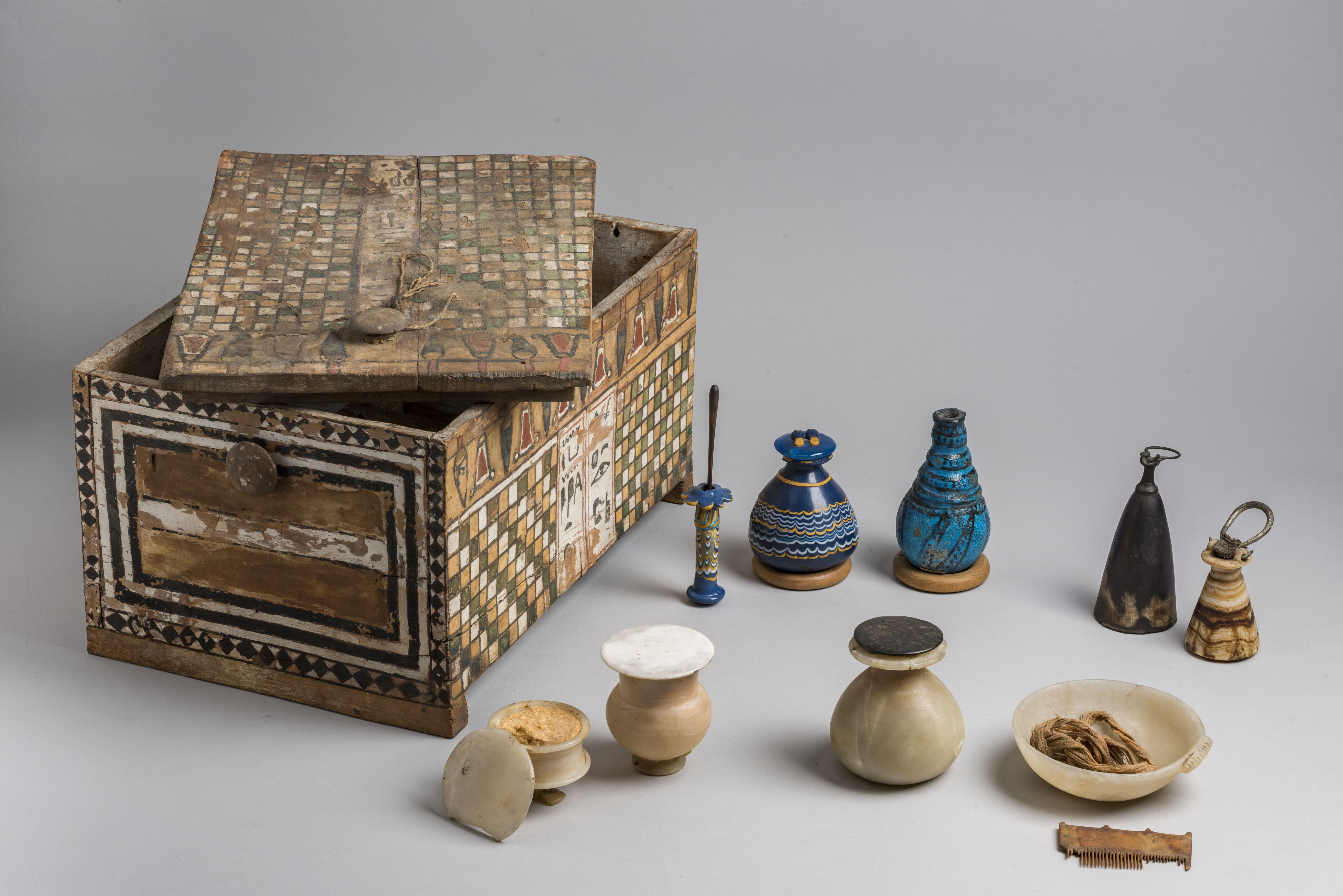 Ook in het oude Egypte werd Kohl-eyeliner gebruikt, zoals het prachtig versierde flesje in deze 3.500 jaar beautycase laat zien. 