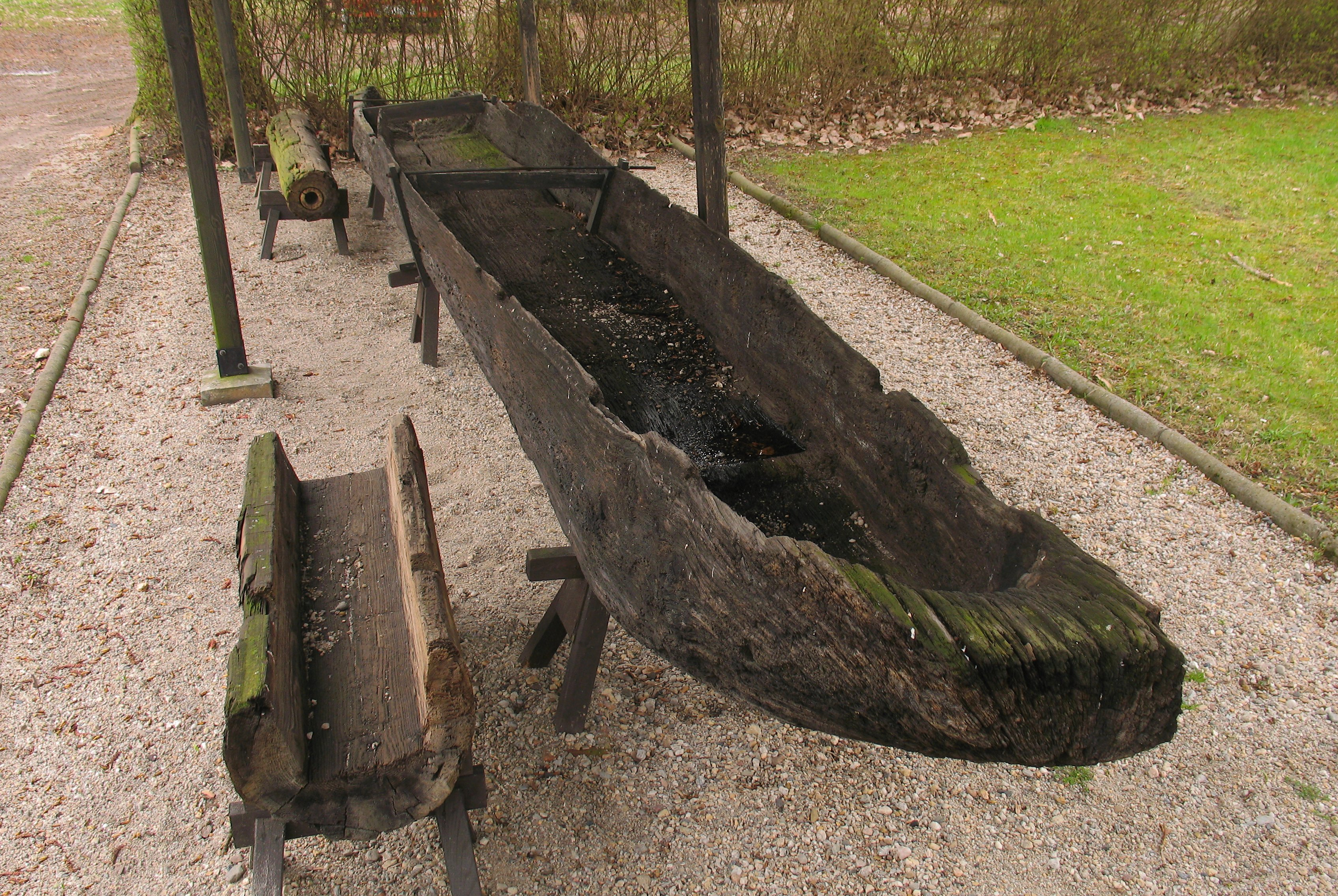 De prehistorische boten lijken onder mee op deze Slavische kano uit de tiende eeuw