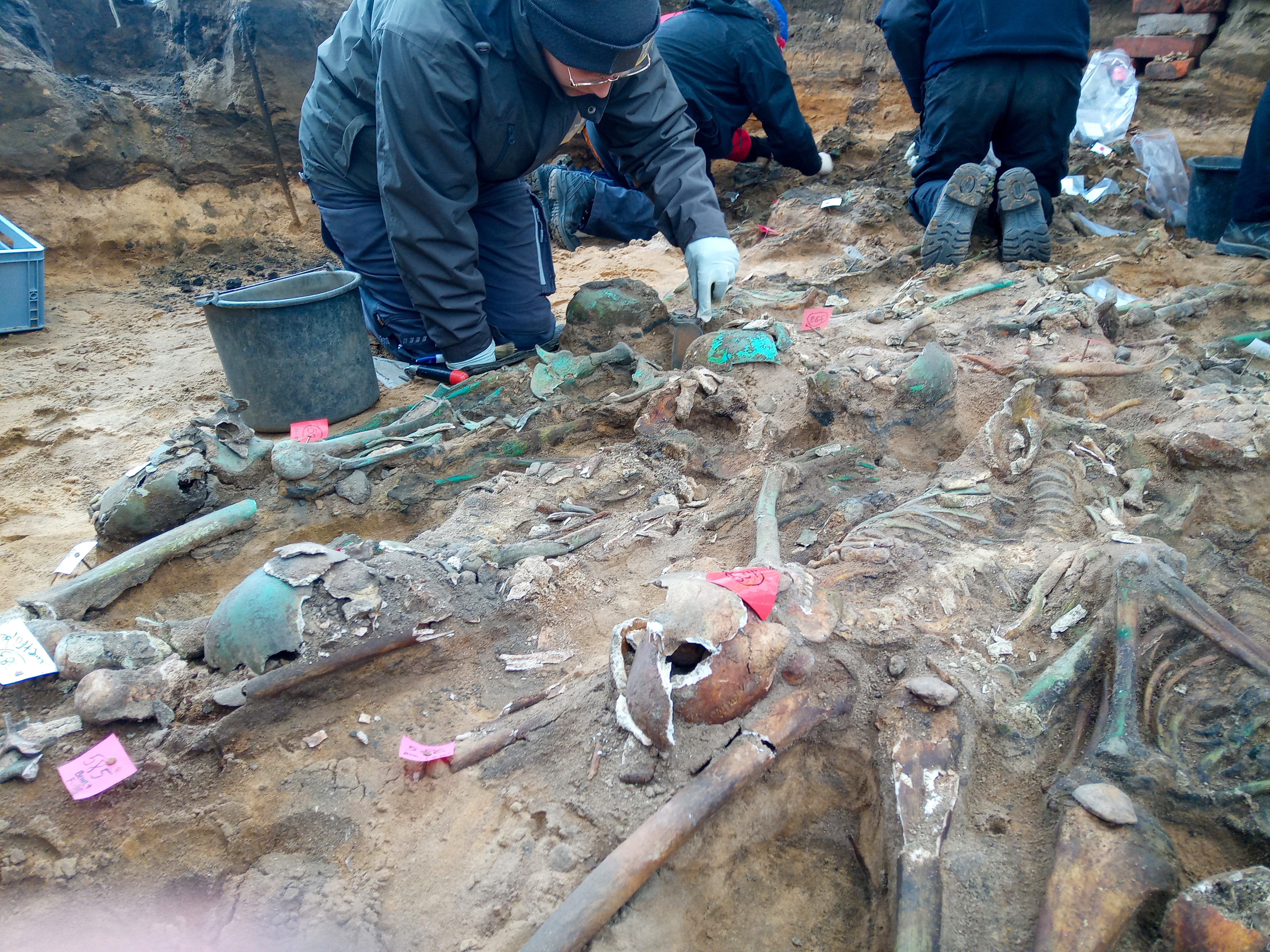 Sommige skeletten en schedels zijn beschadigd geraakt door de schokgolven van een bom die in 1943 in de buurt van het massagraf viel. 