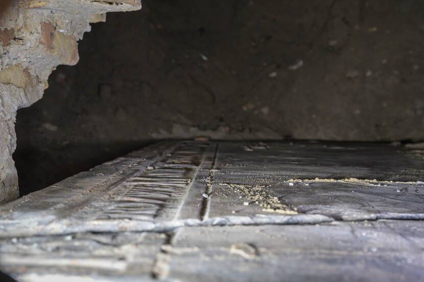 Achter het tweede gat ontdekten de archeologen een holle ruimte met daarin een grafzerk uit 1556