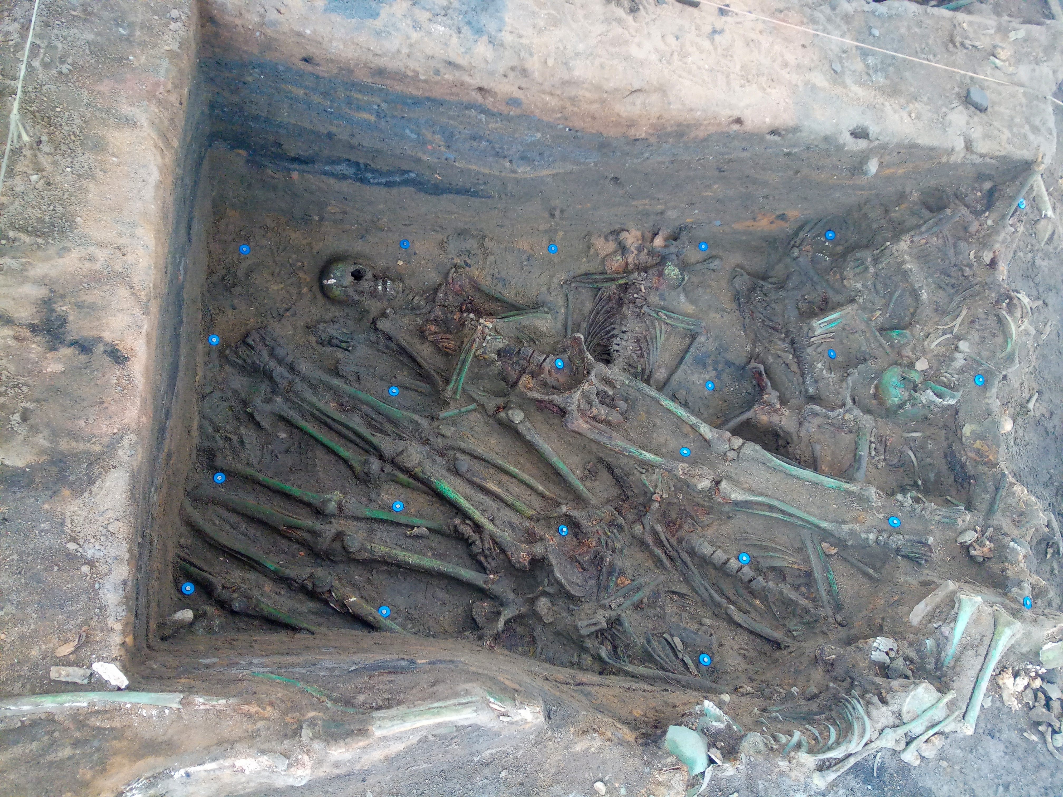 Sommige van de skeletten hebben een groene tint door blootstelling aan gieterijzand. Dit was een bijproduct van de metaalindustrie die door de eeuwen heen rondom de plaats van de graven was gevestigd.                 