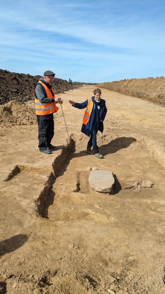 De ontdekking van het graf vond plaatst tijdens opgravingen langs de route van een geplande ondergrondse stroomlijn