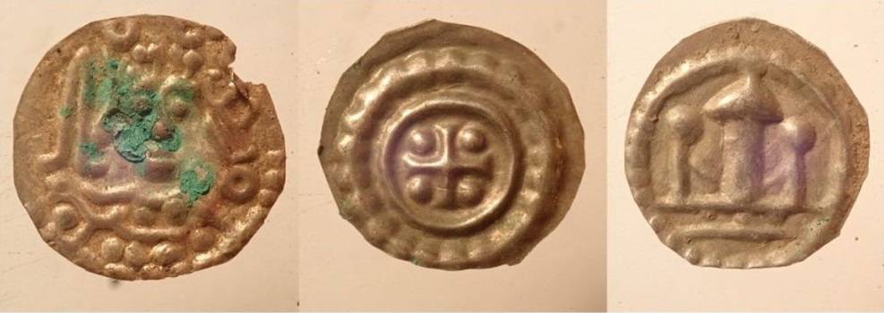 Bracteaten waren kleine zilveren munten die aan één kant beslagen werden met een patroon