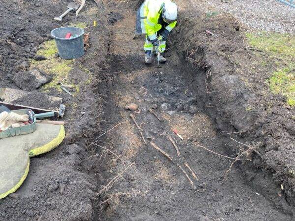 Bij de opgraving werden ook 24 andere graven gevonden, die net als de twee eerder gevonden graven buiten de kerkmuur lagen