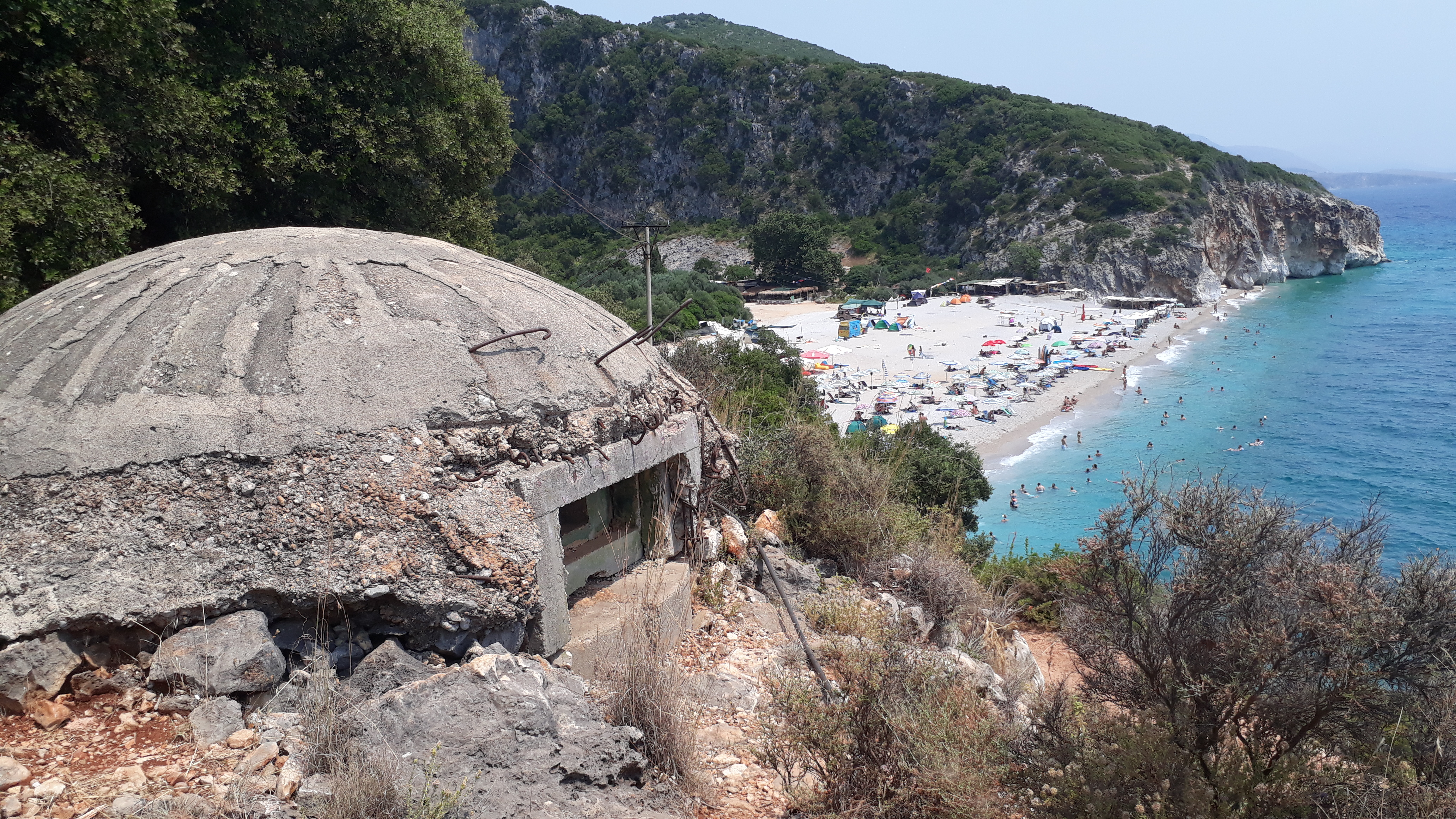 De betonnen bunkers in Albanië zijn niet te missen in het landschap