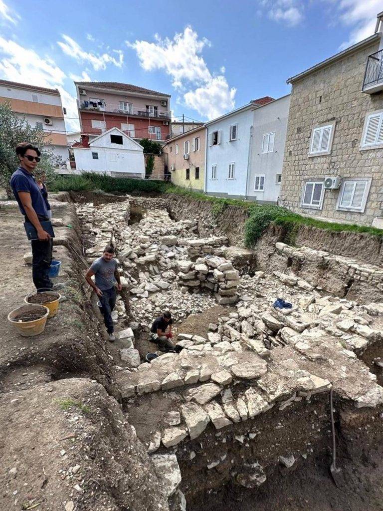 Behalve de prehistorische nederzetting hebben de archeologen ook een grote Griekse stadswal gevonden van zo’n 70 meter lang