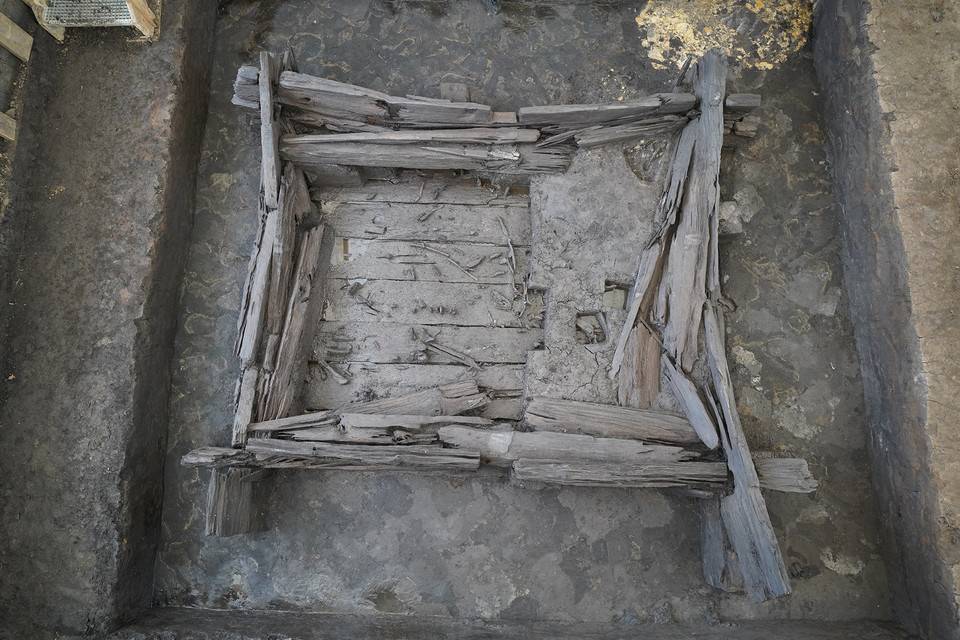 De grafkamer werd omhuld door een houten constructie van massief eikenhout.